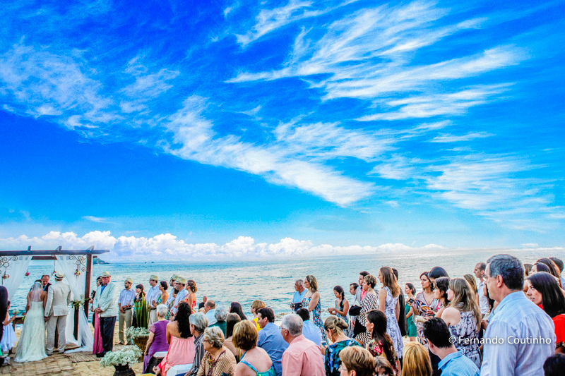 Casamento lindo, ceu azul,Casamento na praia, casamento no por do sol, casamento no litoral, Barracudas beach bar e restaurante, praia de toc toc pequeno, sao sebastiao, sao paulo, litoral norte, beira mar, pe na areia, casamento pe na areia, casamento de
