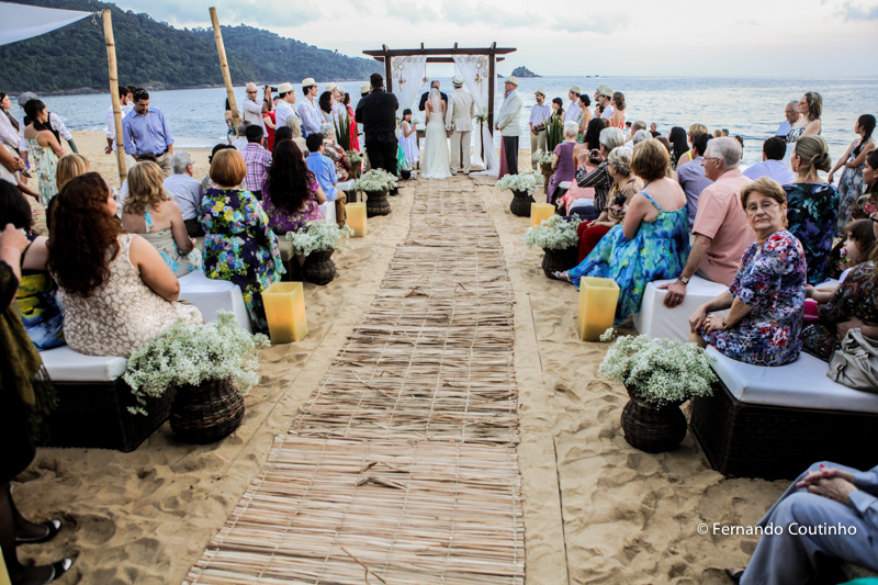 Casamento na praia, casamento no por do sol, casamento no litoral, Barracudas beach bar e restaurante, praia de toc toc pequeno, sao sebastiao, sao paulo, litoral norte, beira mar, pe na areia, casamento pe na areia, casamento descolado, ceu azul,fernando