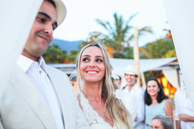 Troca de olhar dos noivos, noivos entreolhando, casal apaixonado,Casamento na praia, casamento no por do sol, casamento no litoral, Barracudas beach bar e restaurante, praia de toc toc pequeno, sao sebastiao, sao paulo, litoral norte, beira mar, pe na are