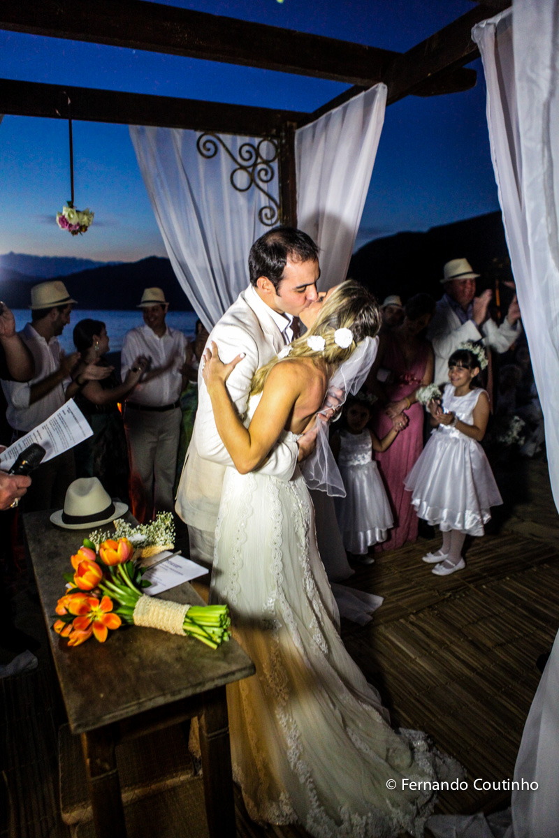 beijo dos noivos, kiss bride, bride and groom, saida do casal, saida dos noivos, lua de mel,Casamento na praia, casamento no por do sol, casamento no litoral, Barracudas beach bar e restaurante, praia de toc toc pequeno, sao sebastiao, sao paulo, litoral 