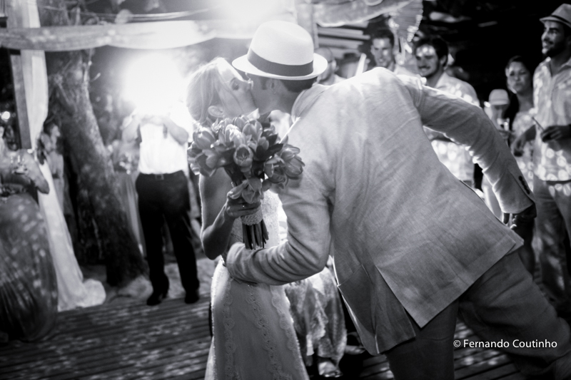 Entrada dos noivos, entrada do casal, entrada na festa, fotos noivo com chapeu, noivo com chapeu, , lua de mel,Casamento na praia, casamento no por do sol, casamento no litoral, Barracudas beach bar e restaurante, praia de toc toc pequeno, sao sebastiao, 