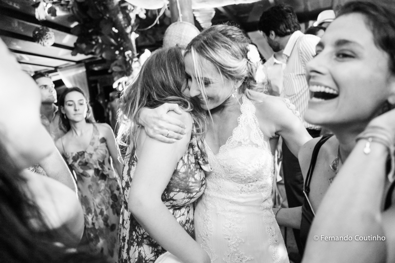 Corte do bolo, casal brindando, casal corta o bolo, noivos a mesa do bolo, mesa de doces, docinhos, tacinha do caamento, Entrada dos noivos, entrada do casal, entrada na festa, fotos noivo com chapeu, noivo com chapeu, , lua de mel,Casamento na praia, cas