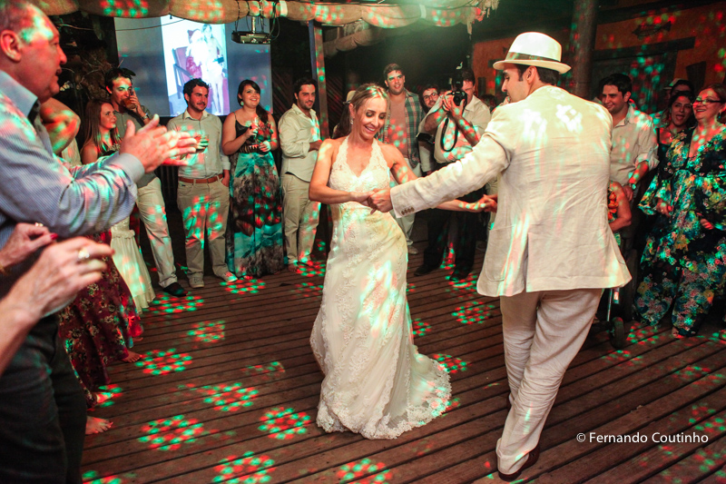 danca do casal, valsa, valsa dos noivos, valsa do casal, primeira danca, Entrada dos noivos, entrada do casal, entrada na festa, fotos noivo com chapeu, noivo com chapeu, , lua de mel,Casamento na praia, casamento no por do sol, casamento no litoral, Barr