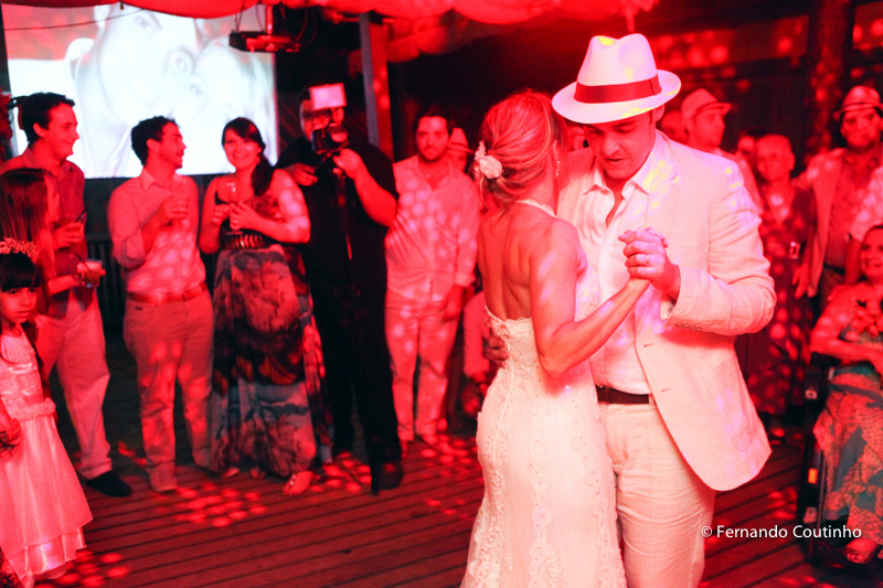 Corte do bolo, casal brindando, casal corta o bolo, noivos a mesa do bolo, mesa de doces, docinhos, tacinha do caamento, Entrada dos noivos, entrada do casal, entrada na festa, fotos noivo com chapeu, noivo com chapeu, , lua de mel,Casamento na praia, cas