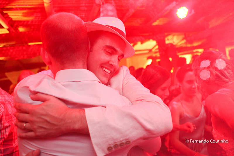 Corte do bolo, casal brindando, casal corta o bolo, noivos a mesa do bolo, mesa de doces, docinhos, tacinha do caamento, Entrada dos noivos, entrada do casal, entrada na festa, fotos noivo com chapeu, noivo com chapeu, , lua de mel,Casamento na praia, cas