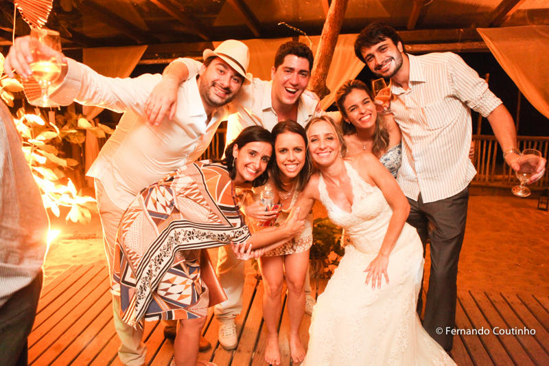 Corte do bolo, casal brindando, casal corta o bolo, noivos a mesa do bolo, mesa de doces, docinhos, tacinha do caamento, Entrada dos noivos, entrada do casal, entrada na festa, fotos noivo com chapeu, noivo com chapeu, , lua de mel,Casamento na praia, cas