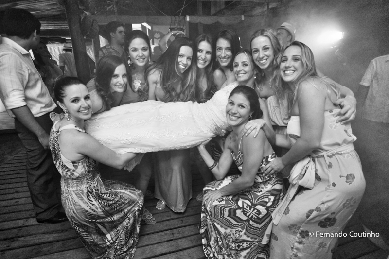 Corte do bolo, casal brindando, casal corta o bolo, noivos a mesa do bolo, mesa de doces, docinhos, tacinha do caamento, Entrada dos noivos, entrada do casal, entrada na festa, fotos noivo com chapeu, noivo com chapeu, , lua de mel,Casamento na praia, cas