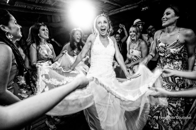 Corte do bolo, casal brindando, casal corta o bolo, noivos a mesa do bolo, mesa de doces, docinhos, tacinha do caamento, Entrada dos noivos, entrada do casal, entrada na festa, fotos noivo com chapeu, noivo com chapeu, , lua de mel,Casamento na praia, cas