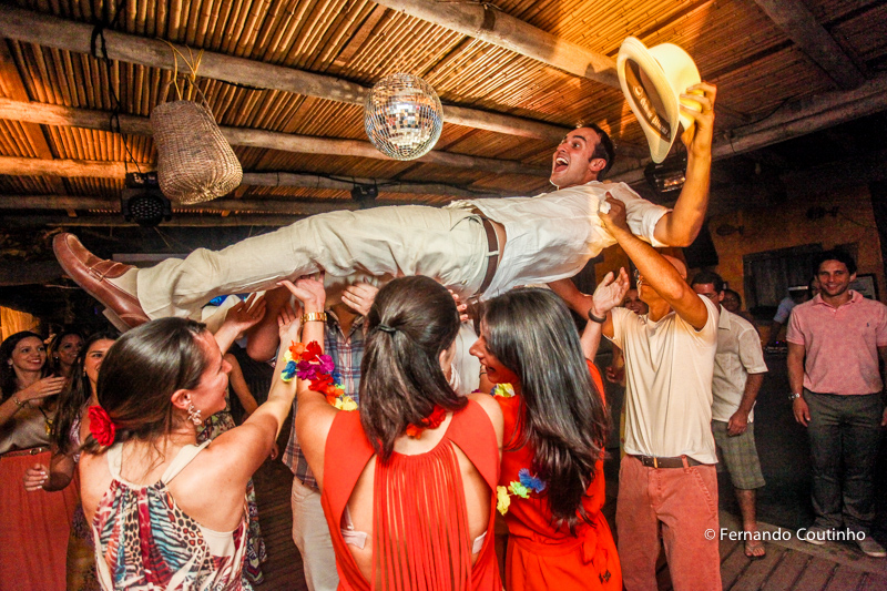 Corte do bolo, casal brindando, casal corta o bolo, noivos a mesa do bolo, mesa de doces, docinhos, tacinha do caamento, Entrada dos noivos, entrada do casal, entrada na festa, fotos noivo com chapeu, noivo com chapeu, , lua de mel,Casamento na praia, cas