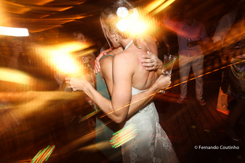 Corte do bolo, casal brindando, casal corta o bolo, noivos a mesa do bolo, mesa de doces, docinhos, tacinha do caamento, Entrada dos noivos, entrada do casal, entrada na festa, fotos noivo com chapeu, noivo com chapeu, , lua de mel,Casamento na praia, cas