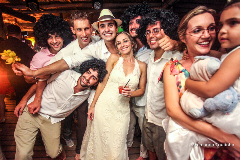 Corte do bolo, casal brindando, casal corta o bolo, noivos a mesa do bolo, mesa de doces, docinhos, tacinha do caamento, Entrada dos noivos, entrada do casal, entrada na festa, fotos noivo com chapeu, noivo com chapeu, , lua de mel,Casamento na praia, cas