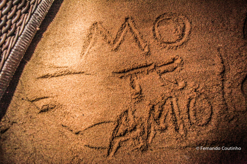 Corte do bolo, casal brindando, casal corta o bolo, noivos a mesa do bolo, mesa de doces, docinhos, tacinha do caamento, Entrada dos noivos, entrada do casal, entrada na festa, fotos noivo com chapeu, noivo com chapeu, , lua de mel,Casamento na praia, cas