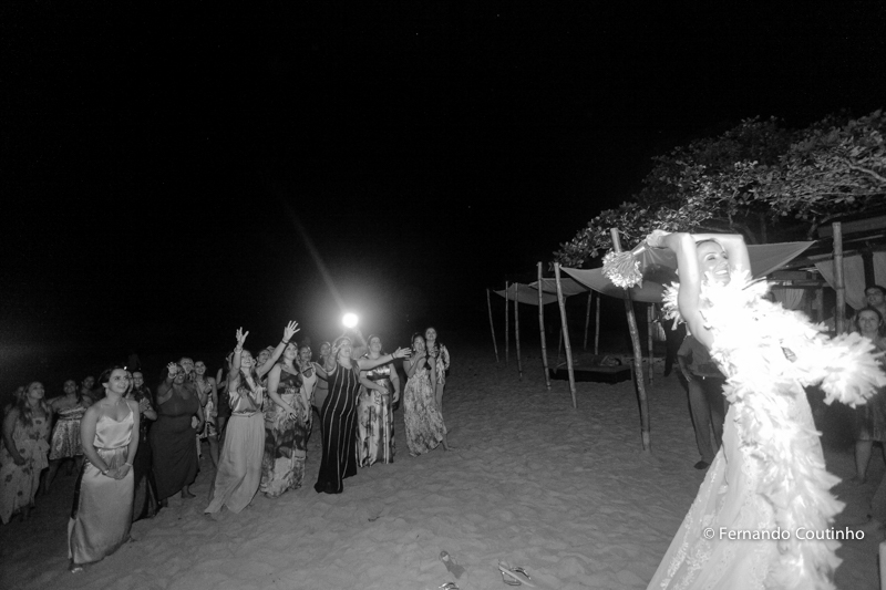 Corte do bolo, casal brindando, casal corta o bolo, noivos a mesa do bolo, mesa de doces, docinhos, tacinha do caamento, Entrada dos noivos, entrada do casal, entrada na festa, fotos noivo com chapeu, noivo com chapeu, , lua de mel,Casamento na praia, cas