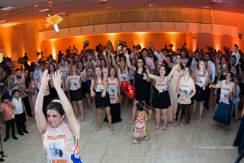 ensaio de casal, ensaio dos noivos, foto de noiva, noiva e buquet, buquet de noiva, noivos no carro, Passarela espelhada, Assessoria Completa, Balaguer Simões Special Events,Decorador Cerimônia,Santos Decorações,Músicos C