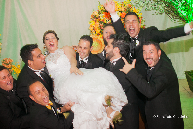 ensaio de casal, ensaio dos noivos, foto de noiva, noiva e buquet, buquet de noiva, noivos no carro, Passarela espelhada, Assessoria Completa, Balaguer Simões Special Events,Decorador Cerimônia,Santos Decorações,Músicos C