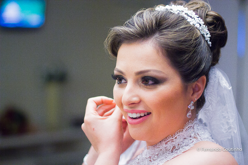 noiva colocando brinco,Assessoria Completa, Balaguer Simões Special Events,Decorador Cerimônia,Santos Decorações,Músicos Cerimônia Art Encanto, Lola Flores,Iluminação Cênica, Valérius Bert