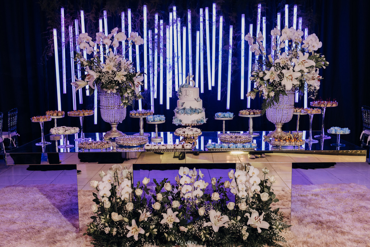 Detalhes da mesa do bolo com decoração azul e branca da festa de 15 anos de Diuli no Refinatta, registrada pelo Alba Estúdio