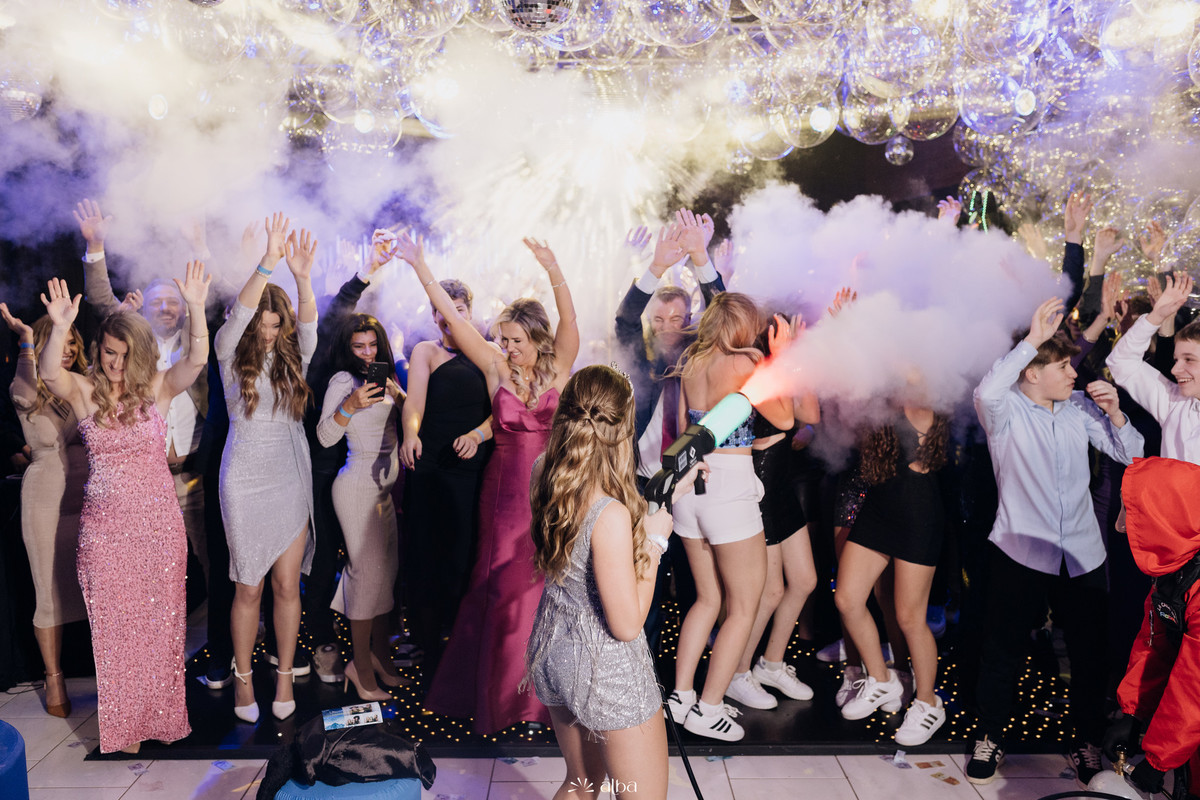 Diuli comandando o momento do CO2 gun na pista com todos dançando e vibrando em sua festa de 15 anos no Refinatta, fotografada pelo Alba Estúdio
