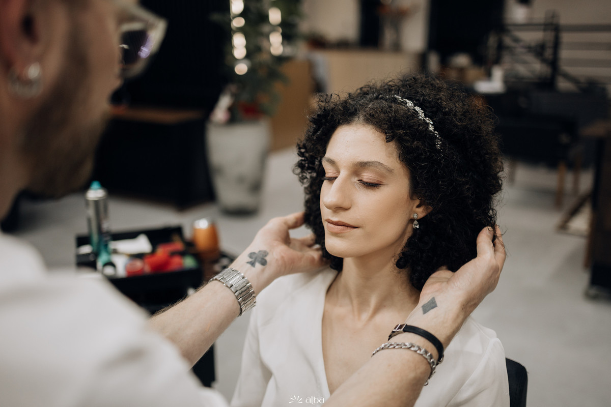 Julia pronta, com penteado finalizado antes da festa de 15 anos no Roll, em Lajeado. Foto do making of feita pelo Alba Estúdio.
