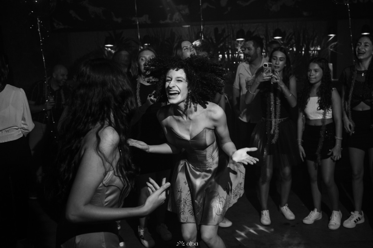 Debutante Julia se divertindo na pista de dança com os amigos no Roll, em Lajeado – foto espontânea do Alba Estúdio.