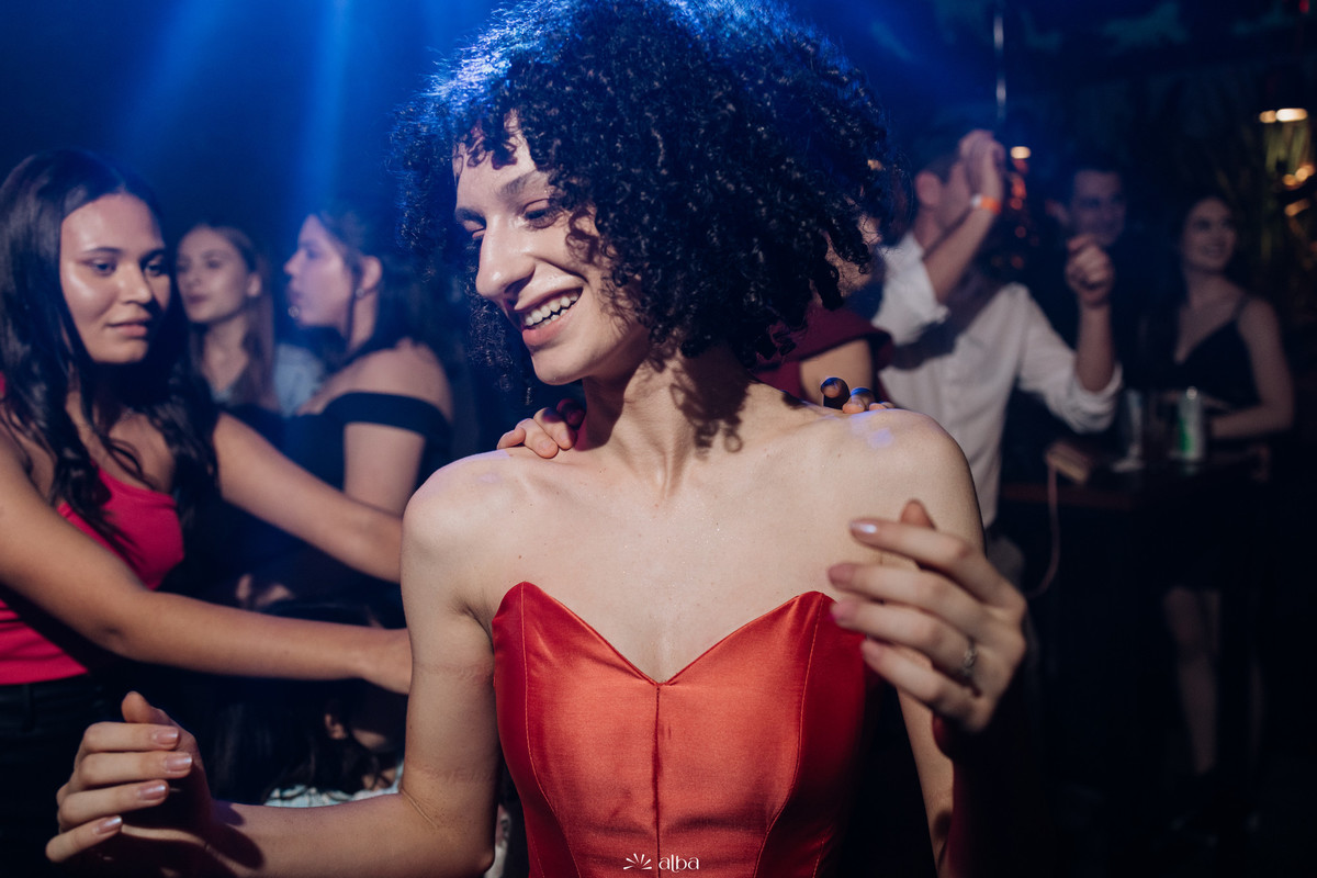 Close da debutante Julia curtindo sua festa de 15 anos no Roll em Lajeado – fotografia do Alba Estúdio.