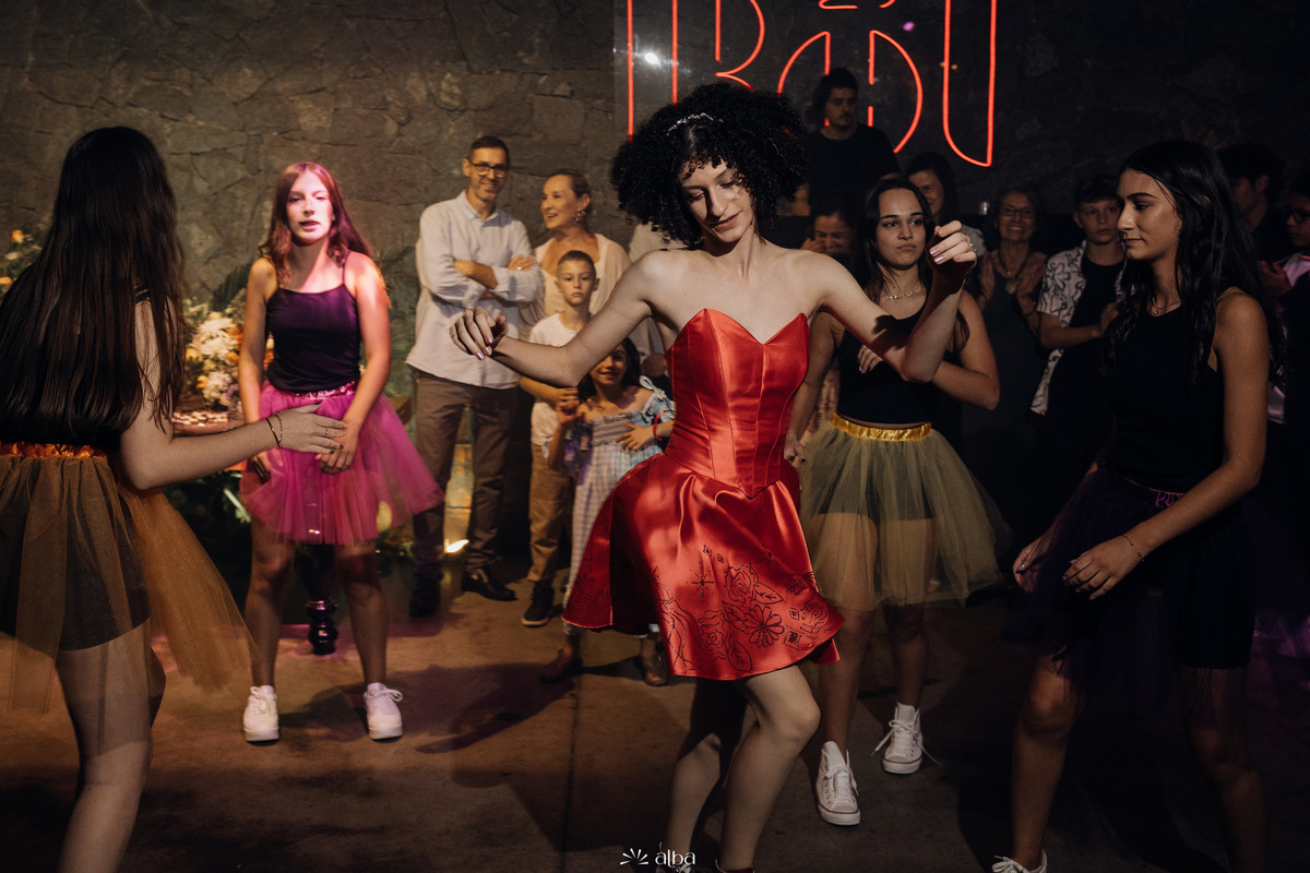 Momento da valsa divertida com a debutante Julia dançando com as amigas na festa em Lajeado – registro do Alba Estúdio.