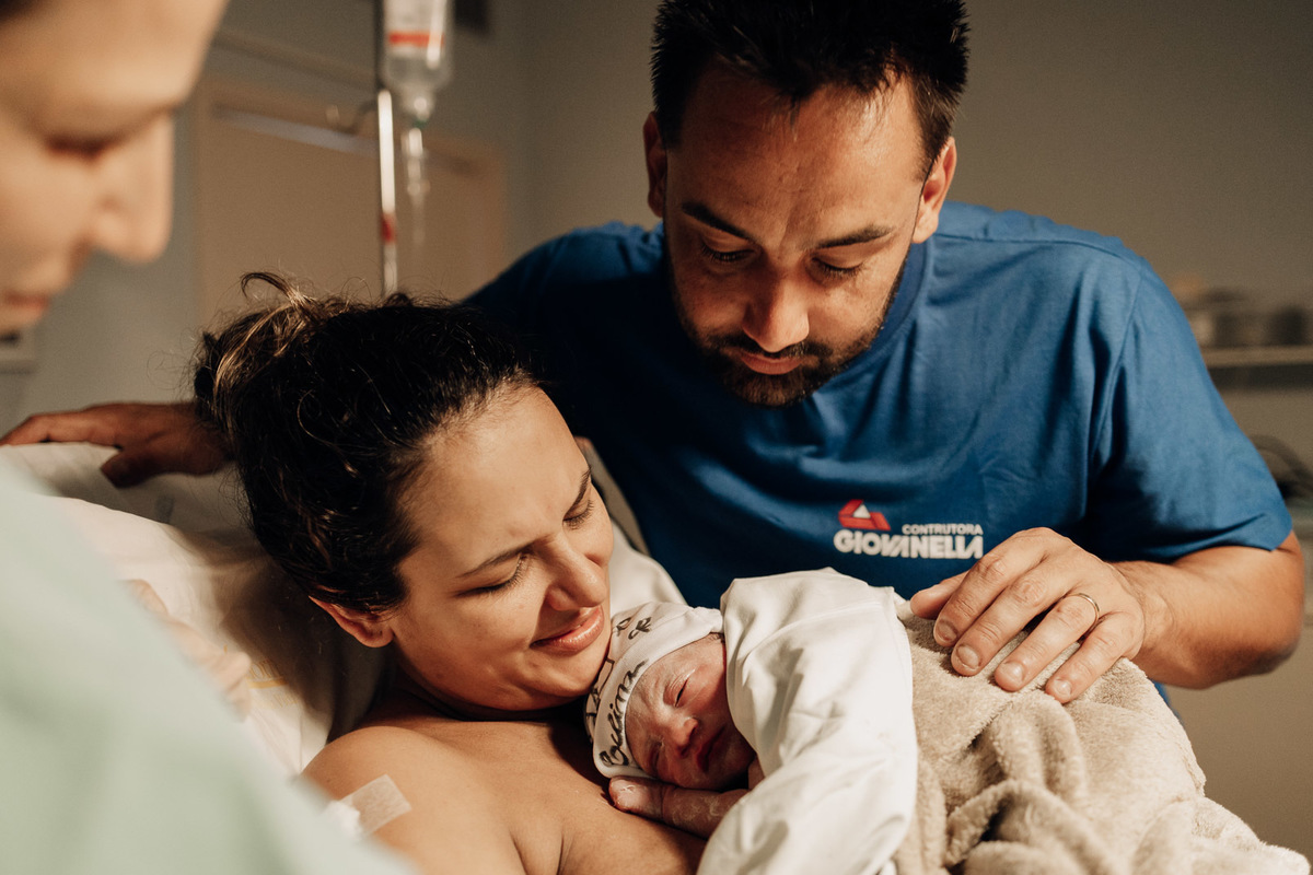 Foto de nascimento feita no Hospital Bruno Born, em Lajeado, com a mãe segurando o bebê nos braços pela primeira vez — Alba Estúdio.