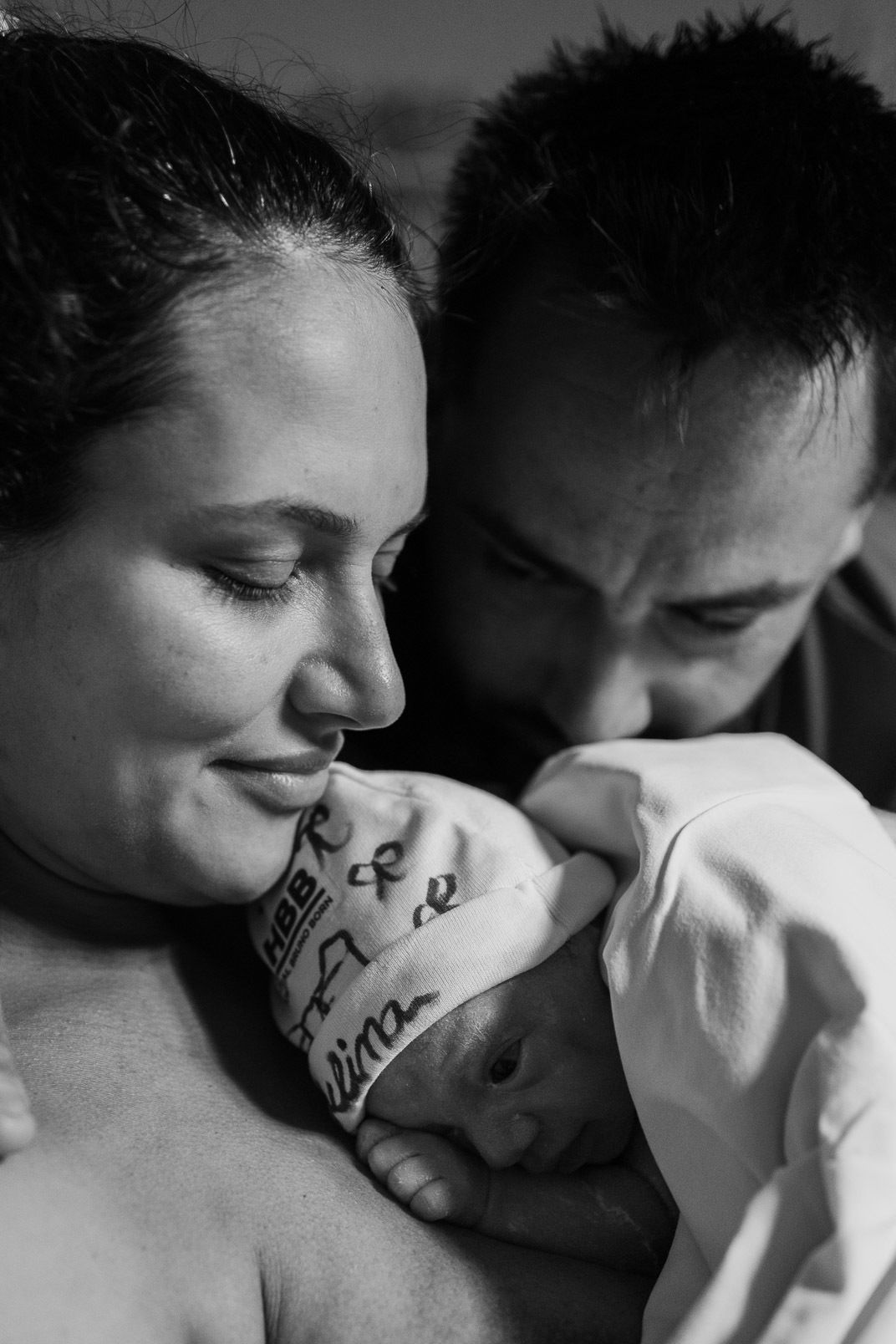 Foto dos pais emocionados segurando o bebê recém-nascido nos braços no Hospital Bruno Born, Lajeado – Alba Estúdio