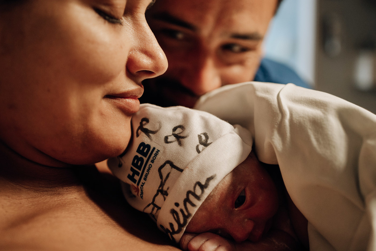 Registro íntimo do primeiro contato entre pais e bebê no nascimento em Lajeado – Alba Estúdio