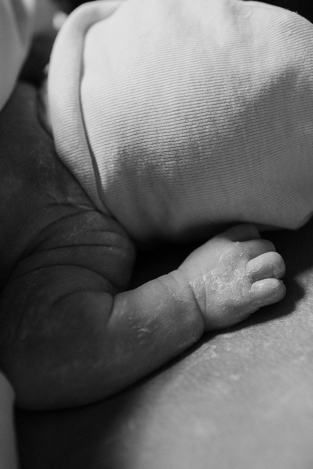 Detalhe da mão do recém-nascido após o parto no Hospital Bruno Born, Lajeado – Alba Estúdio