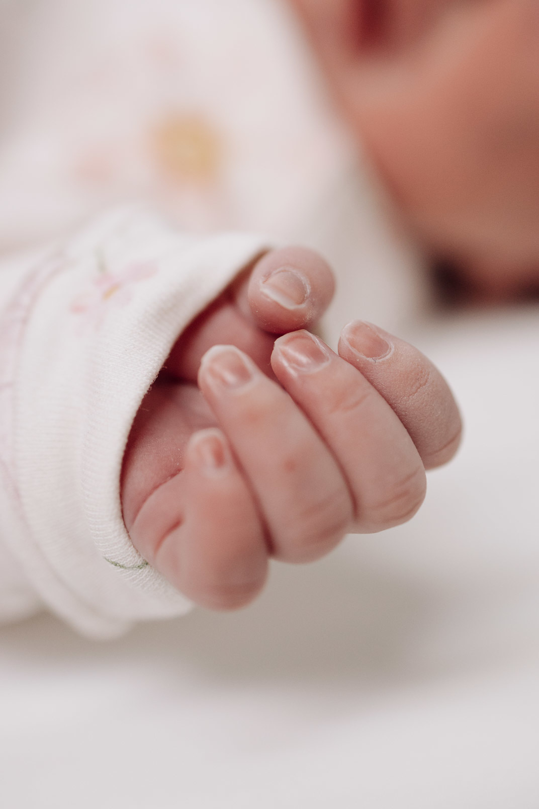 Detalhe das mãos do bebê com unhas delicadas, fotografia newborn em Lajeado – Alba Estúdio