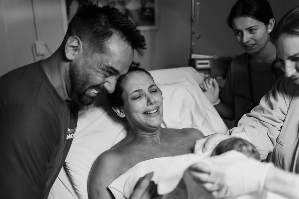 Primeiro olhar dos pais para o bebê recém-nascido no Hospital Bruno Born, em Lajeado — Alba Estúdio.