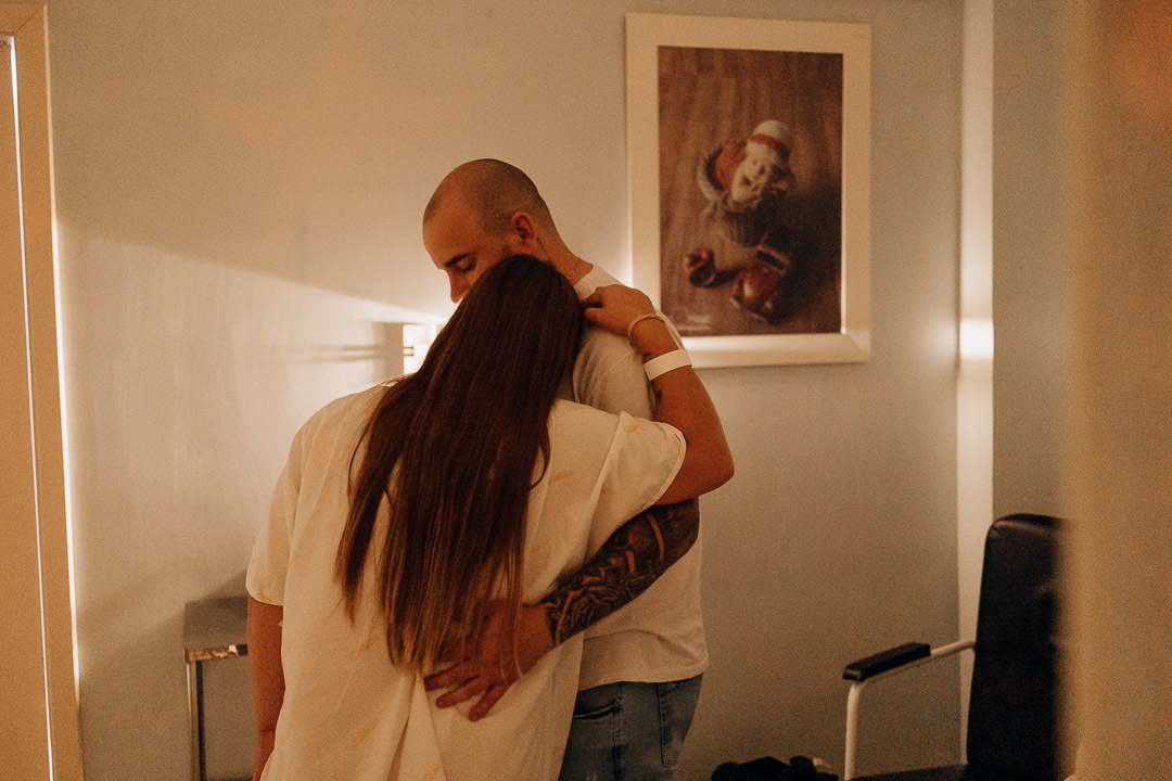 Mãe em trabalho de parto com apoio do companheiro no Hospital Bruno Born em Lajeado