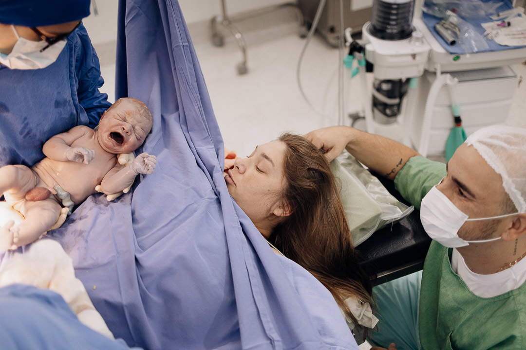 Nascimento emocionante com a mãe vendo o bebê pela primeira vez no Hospital Bruno Born em Lajeado