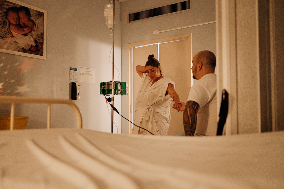 Gestante se apoia durante contração no Hospital Bruno Born em Lajeado
