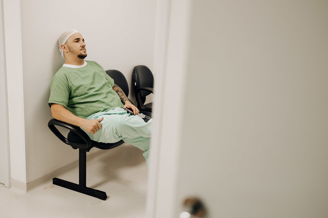 Pai espera ansioso nos bastidores da sala de parto no Hospital Bruno Born em Lajeado