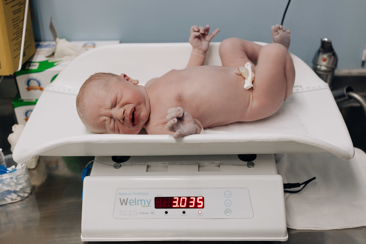 Recém-nascido chorando na balança neonatal no Hospital Bruno Born em Lajeado