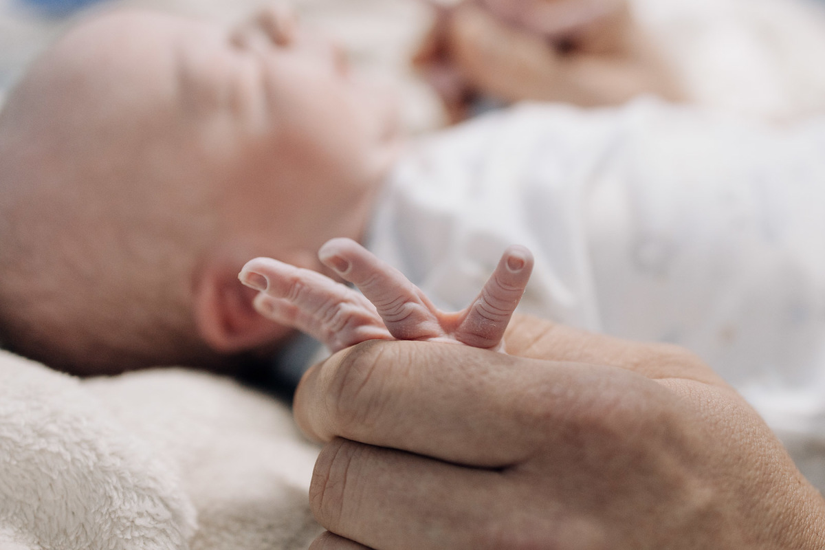  Mãozinha do bebê recém-nascido nos primeiros minutos de vida - Hospital Bruno Born, Alba Estúdio