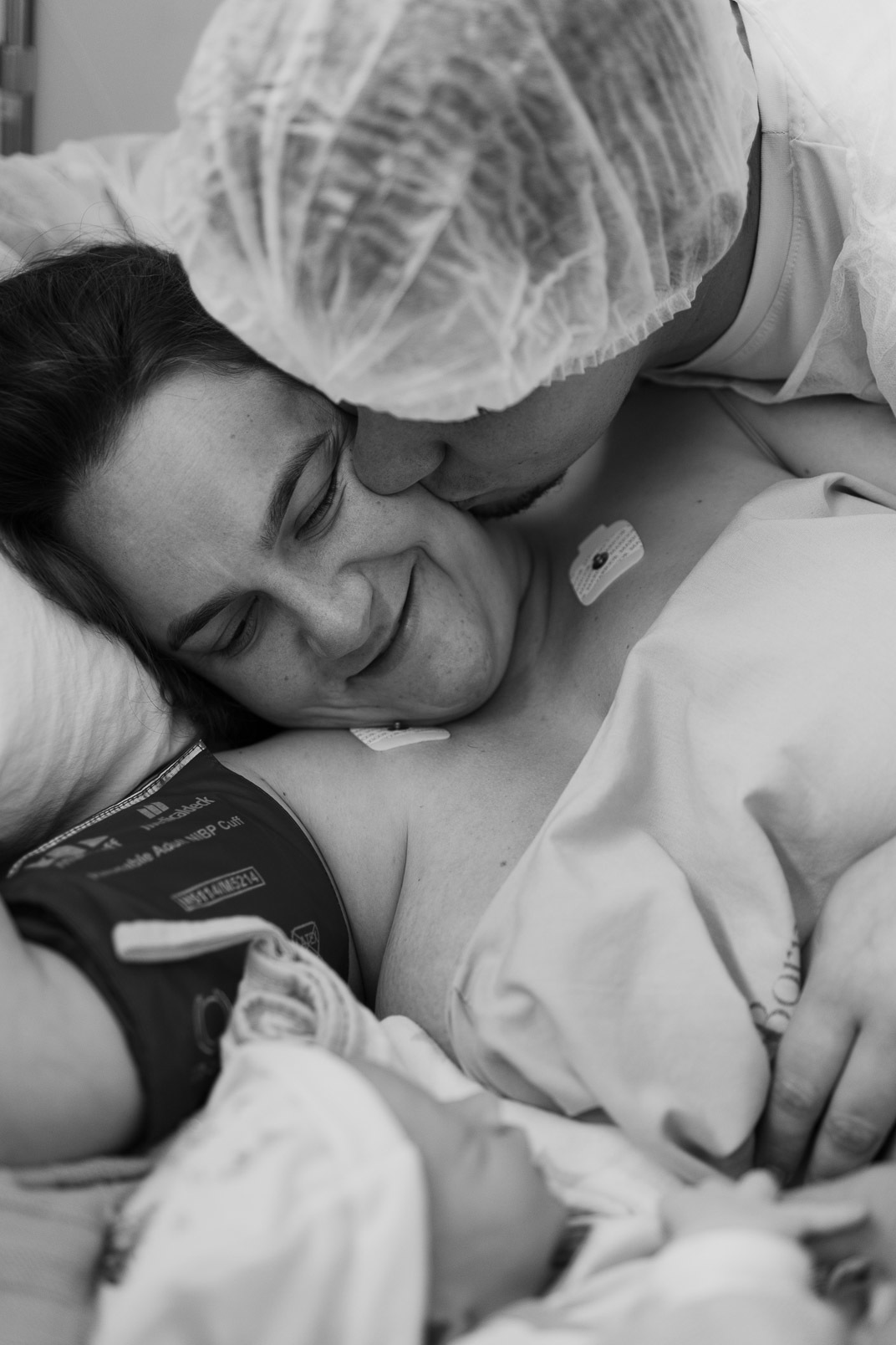 Pai beija a mãe emocionada após o parto no Hospital Bruno Born em Lajeado