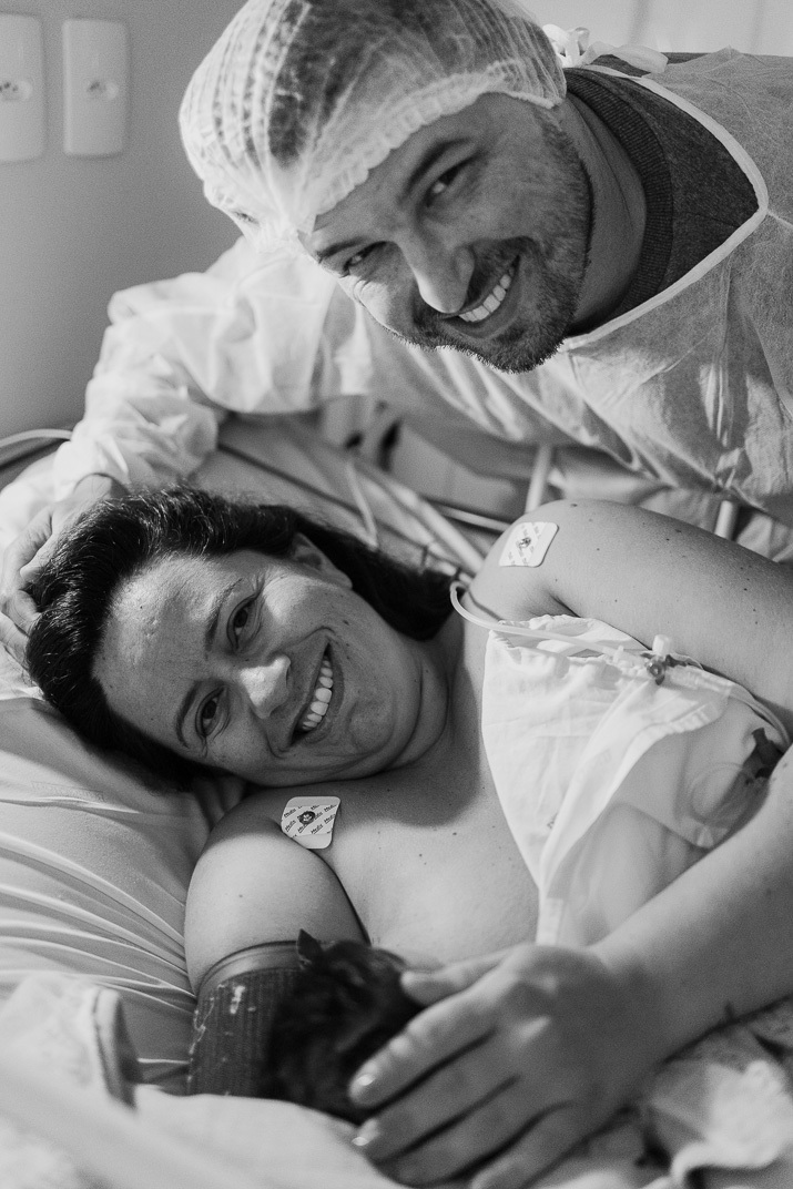  “Mãe e pai exaustos e felizes em momento de cumplicidade no quarto do Hospital Bruno Born”