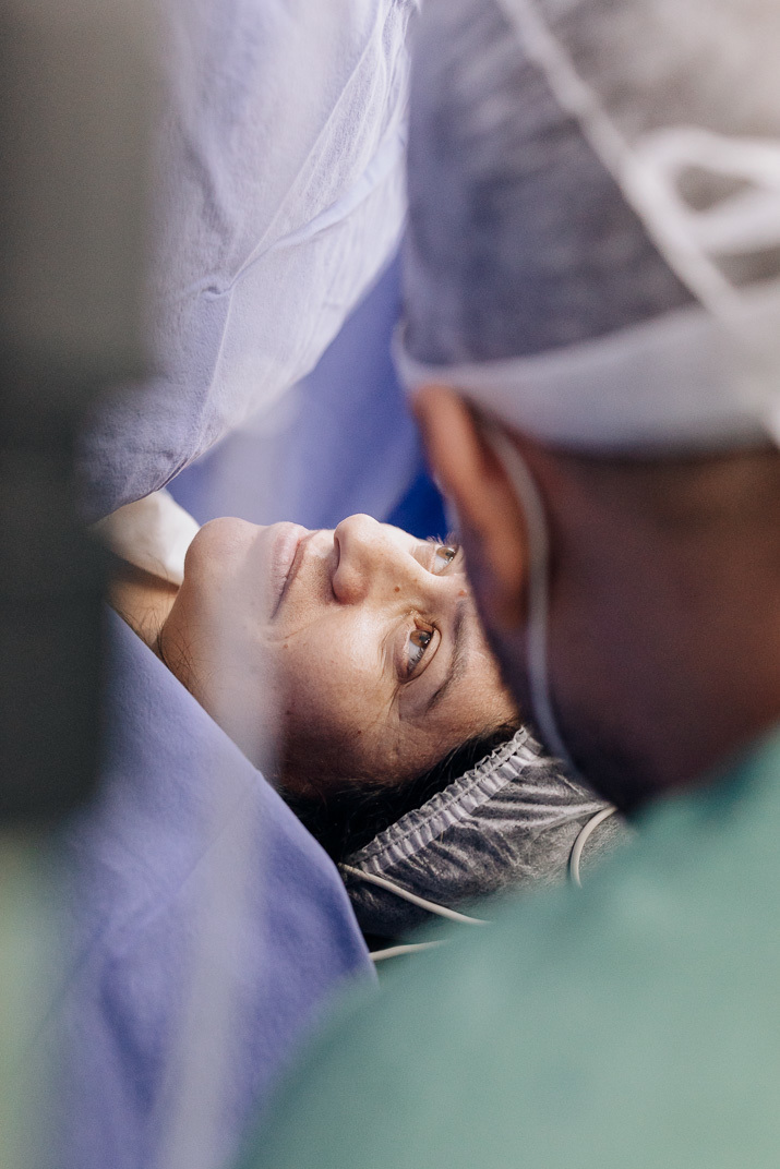  Olhar emocionado da mãe ao ver o parceiro durante o parto no Hospital Bruno Born, Lajeado – fotografia de parto por Alba Estúdio.
