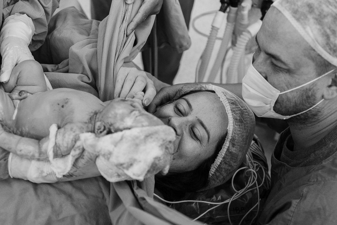 Primeira troca de olhares entre mãe e bebê logo após o nascimento no Hospital Bruno Born em Lajeado – fotografia do Alba Estúdio.
