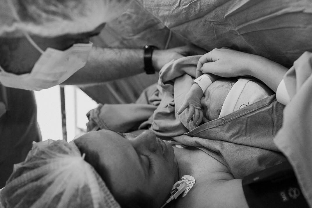 Mãe recebe recém‑nascido no colo logo após cesariana no Hospital Bruno Born em Lajeado
