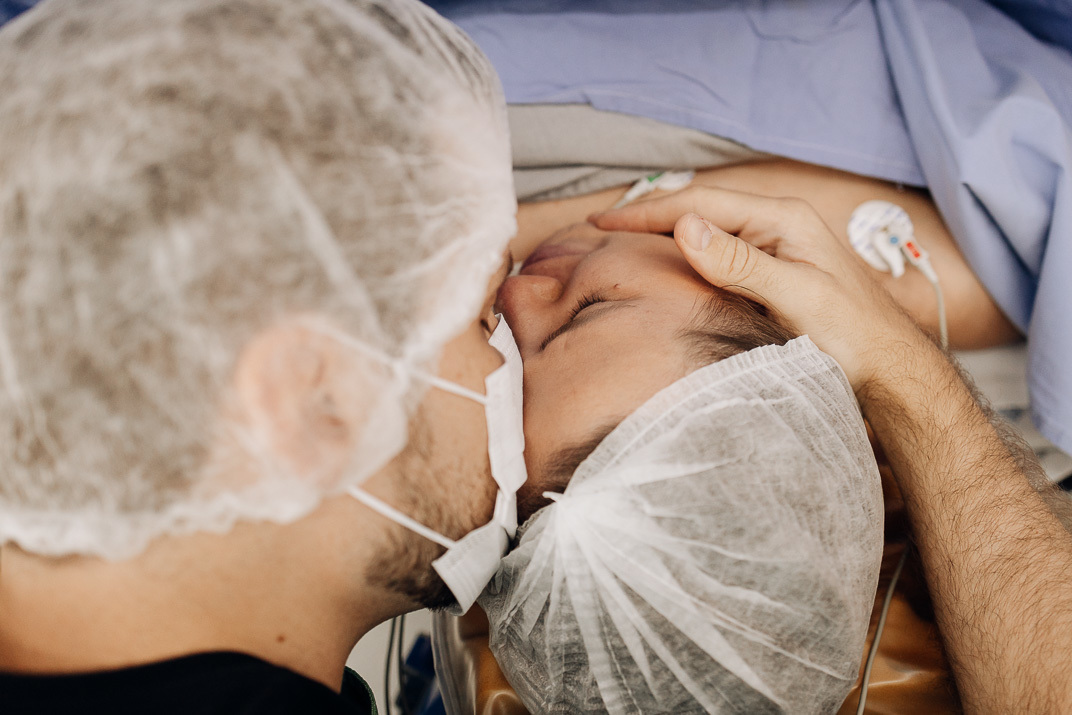 Profissional de saúde prepara instrumentação para parto cesáreo no Hospital Bruno Born