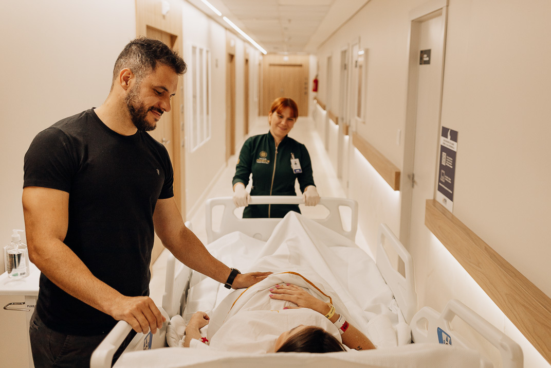 pai apoia a esposa na maca a caminho da sala cirurgica no hospital bruno born em lajeado