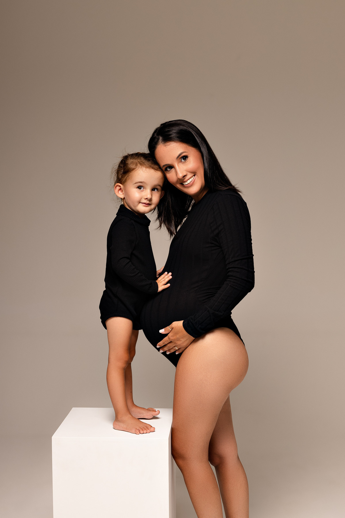 filha-e-mae-gestante-cube-branco-estudio