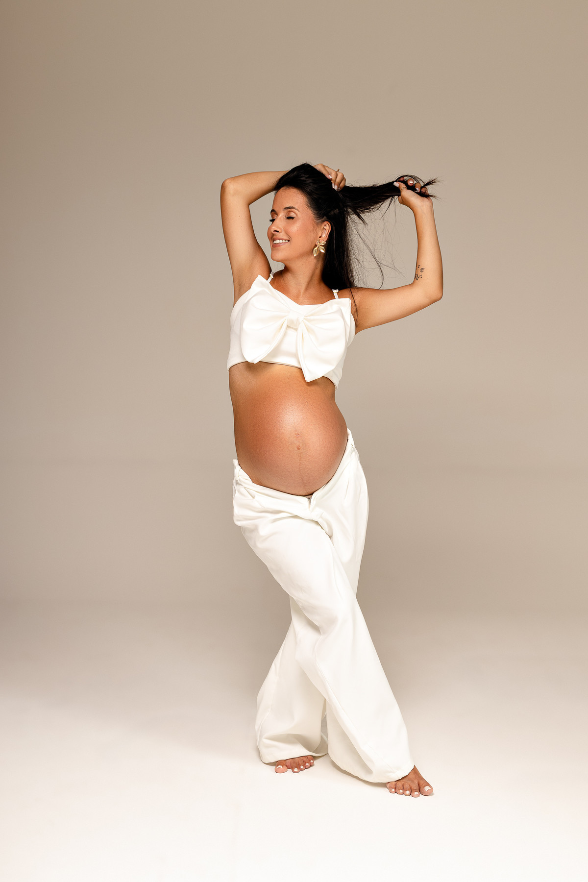 gestante-danca-look-branco-estudio