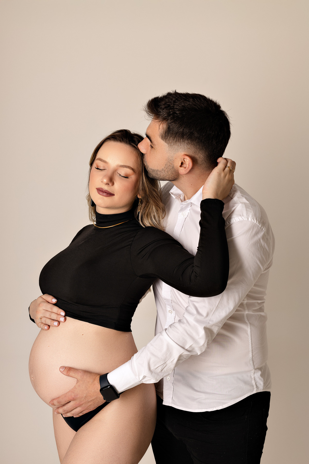 parceiro-beija-gestante-estudio