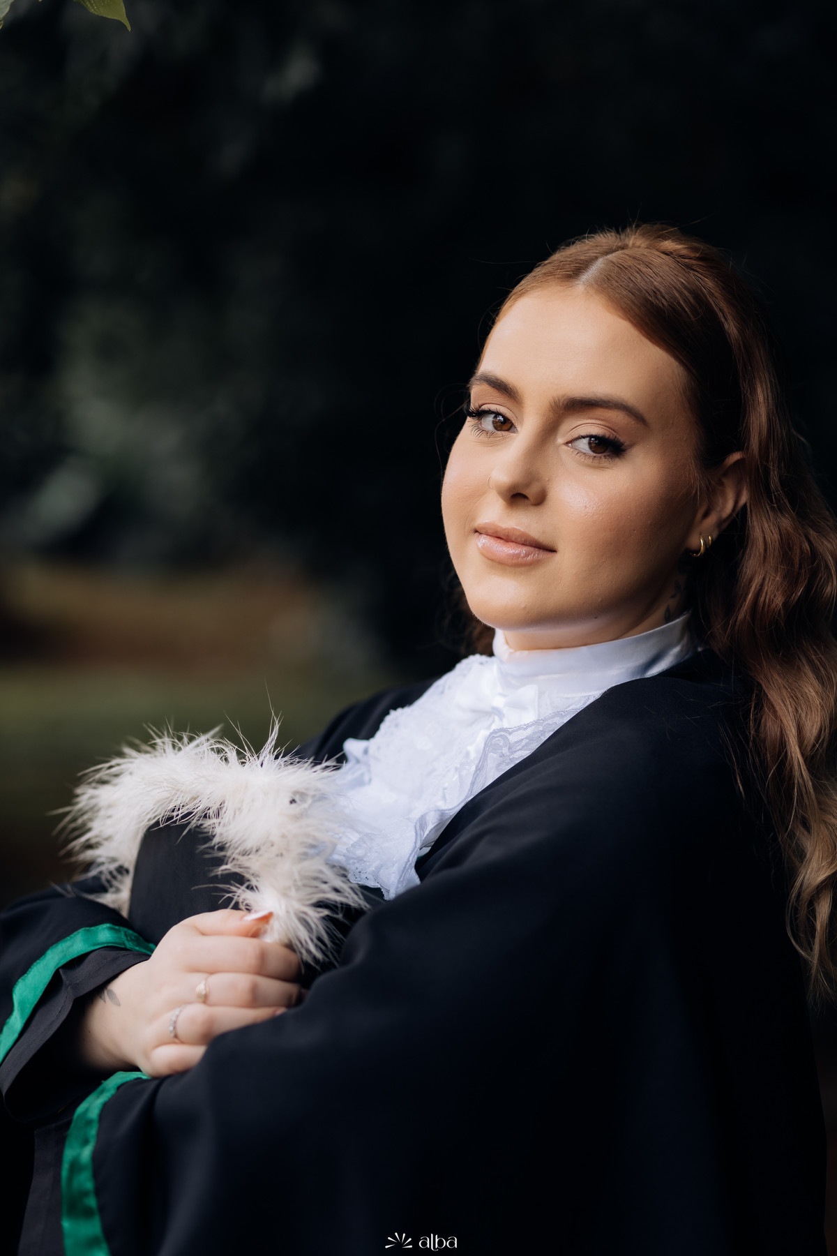Formanda abraçada ao capelo, em ensaio de prova de toga da Univates – Alba Estúdio, Lajeado.