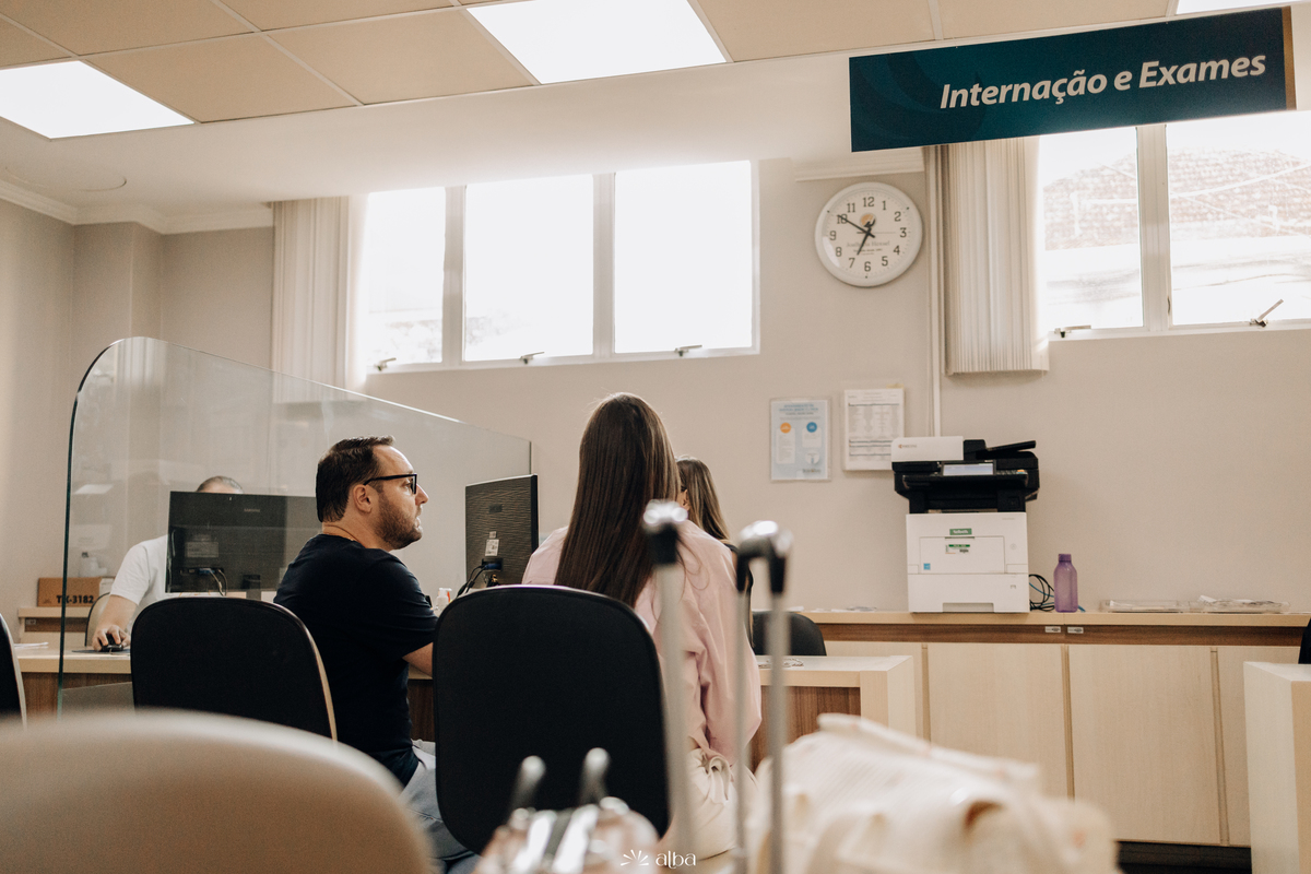 Casal aguardando na internação do Hospital Bruno Born, em Lajeado/RS, momentos antes do nascimento da Amália. Foto feita pelo Alba Estúdio.